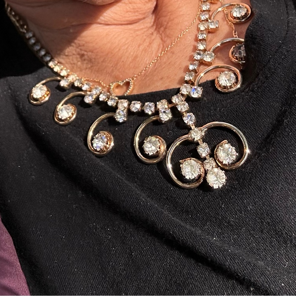 VINTAGE Sarah Coventry 60โs 70โs RARE
Crystal diamond gold drop necklace - Picture 13 of 17